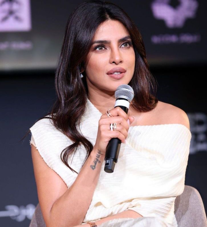 Priyanka Chopra mu gahinda kenshi nyuma y’urupfu rwa Shefali Jariwala: “So shook… She was too young”