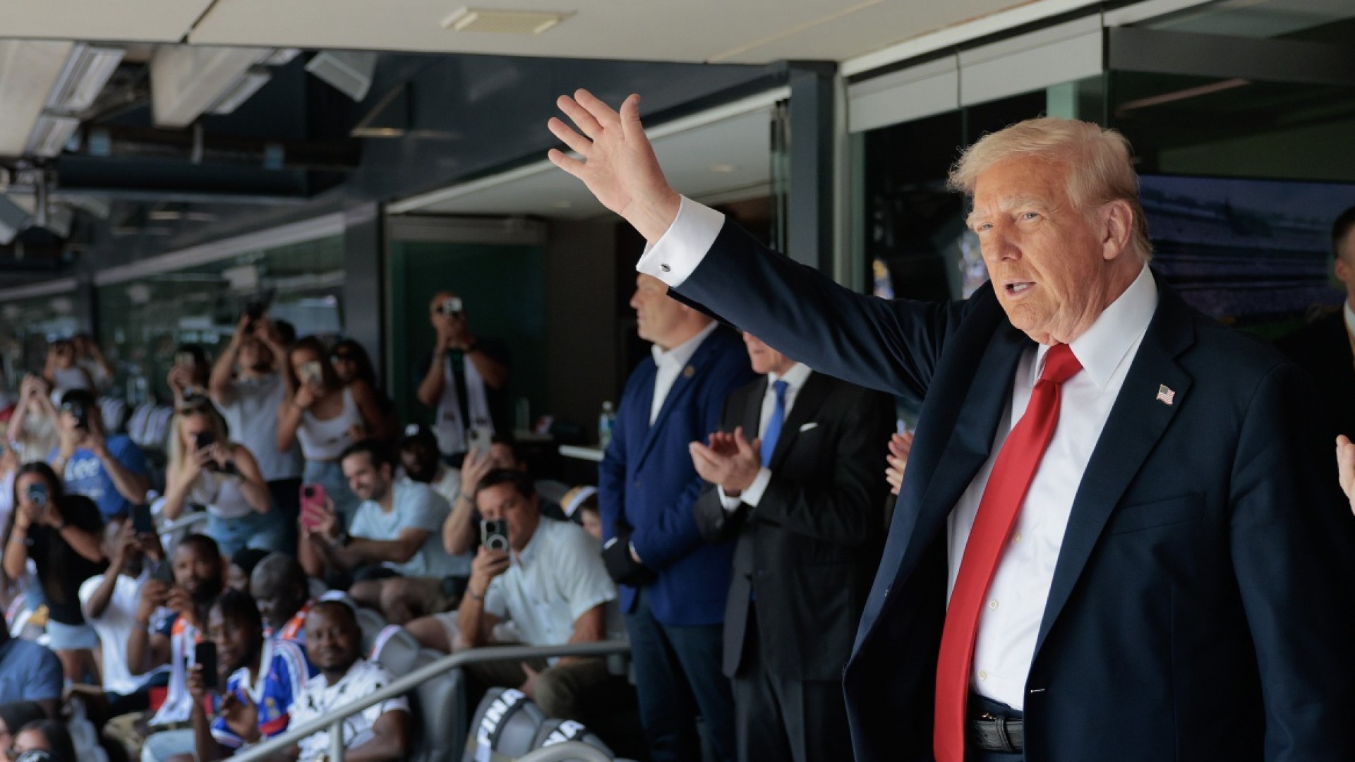 Donald Trump yahuye n’uruvagusenya muri sitade ku mukino wa Chelsea na PSG