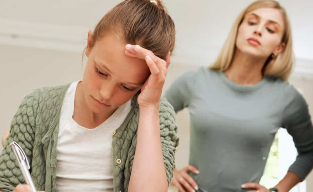 Helicopter Parenting: Igihe umubyeyi arera umwana nk’indege ihora imuzengurutse