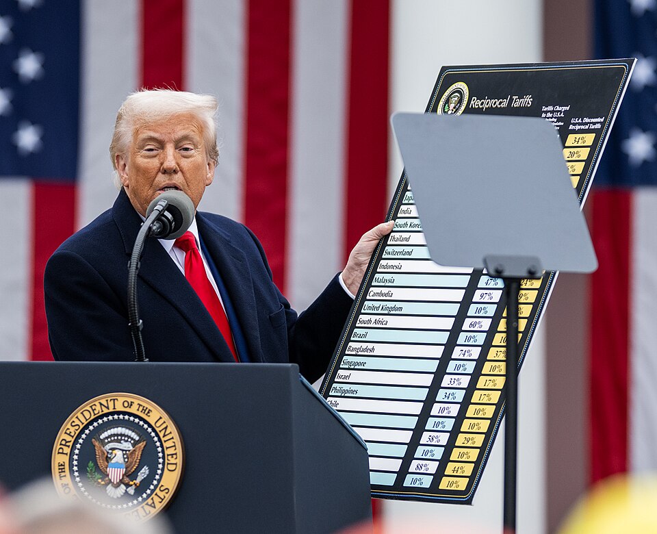 Trump_showing_a_chart_with_reciprocal_tariffs_(cropped)