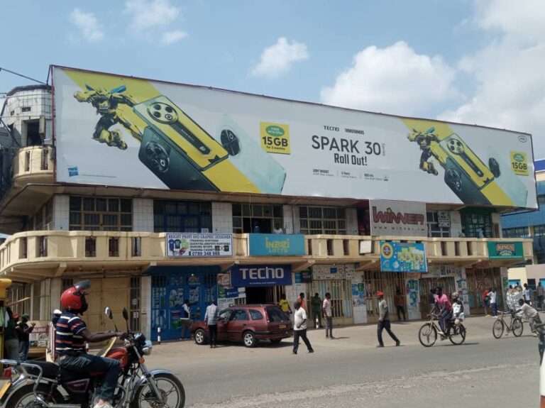 Abakorera mu nyubako yo “Kwa Jacque” mu Mujyi wa Muhanga bari mu marira