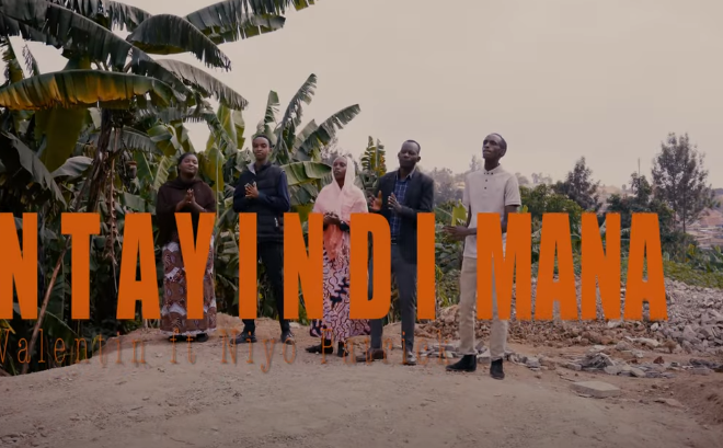 Umuramyi Valentin afatanyije na Niyo Patric bashyize hanze indirimbo nziza cyane yitwa ” Ntayindi Mana “