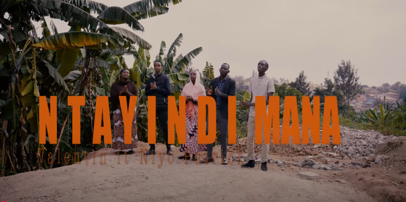 Umuramyi Valentin afatanyije na Niyo Patric bashyize hanze indirimbo nziza cyane yitwa ” Ntayindi Mana “