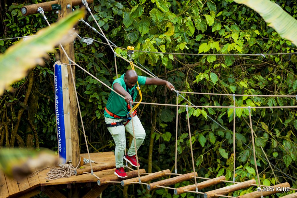 Pariki y’Igihugu ya Nyungwe yazanye uburyo bushya bw’ubukerarugendo: “Gisakura Rope Course” bukurura ba mukerarugendo benshi
