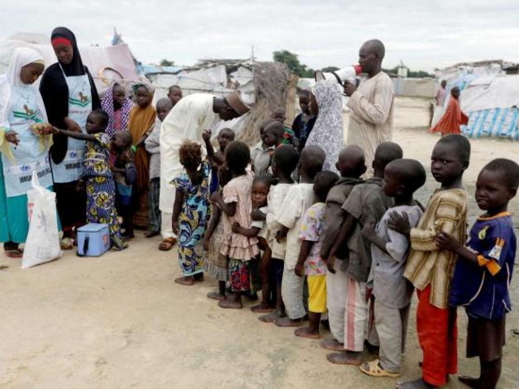 sw-ben-kagina-web-polio_vaccination_in_nigerian_idp_camp_101638175_0