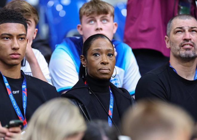 Ababyeyi ba Jobe Bellingam ukinira Borussia Dortmund bakumiriwe mu rwambariro rw’ikipe