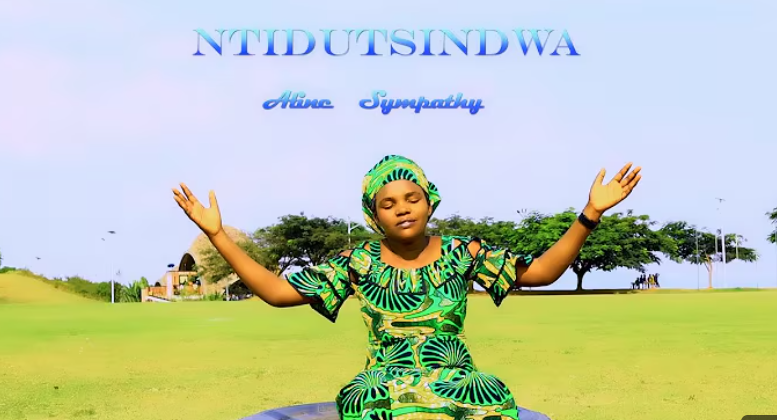 Aline Sympaty yongeye guhumuriza abantu bahura n’ibigeragezo mu ndirimbo nshya “Ntidutsindwa”