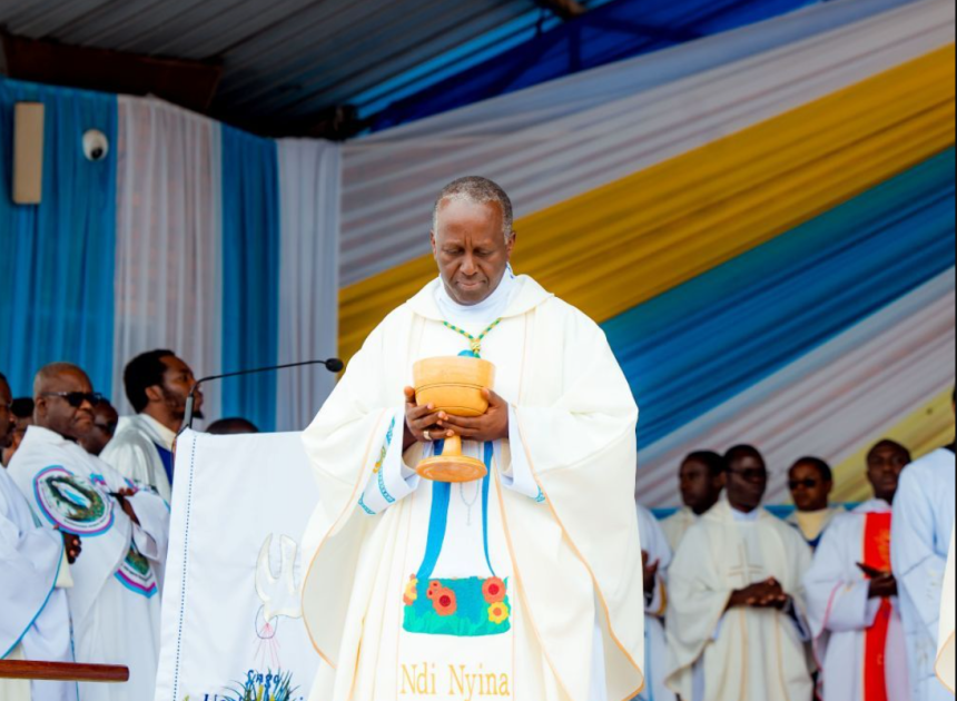 Umunsi mukuru wa Asomisiyo wizihirijwe i Kibeho witabiriwe n’abantu batari bake bahabonera byinshi byiza