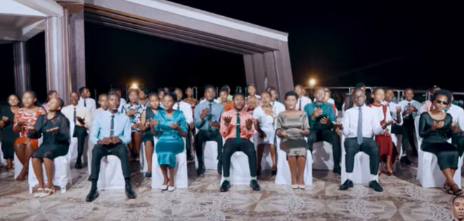 Mu mashusho n’amajwi meza anogeye amatwi, God’s Flock Choir yahamagariye Abakristu kuvuga Urukundo rw’Imana mu ndirimbo nshya “Nzaririmba”