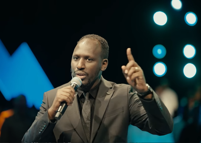 “Iyi Ntwari ni Nde?”Alarm Ministries Isobanuye  Yesu Kristo  neza Yongera kunyeganyeza imitima ya benshi