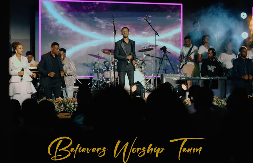 Believers Worship Team yongeye kwibutsa abatuye isi imbaraga ziri mu Izina rya Yesu Kristo n’ubutware bwe.