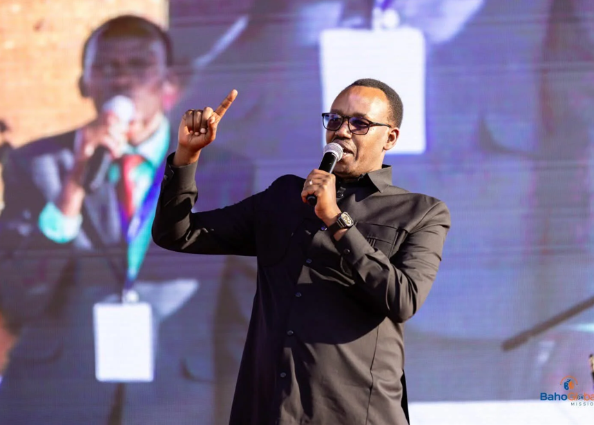 Rev. Baho Isaie yashimangiye ko kubona Theo Bosebabireba i Kabarondo ari ikimenyetso cy’uko Imana ihindura amateka y’umuntu