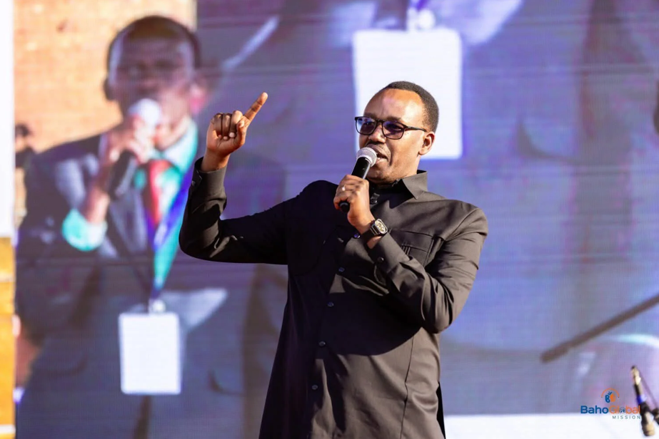 Rev. Baho Isaie yashimangiye ko kubona Theo Bosebabireba i Kabarondo ari ikimenyetso cy’uko Imana ihindura amateka y’umuntu