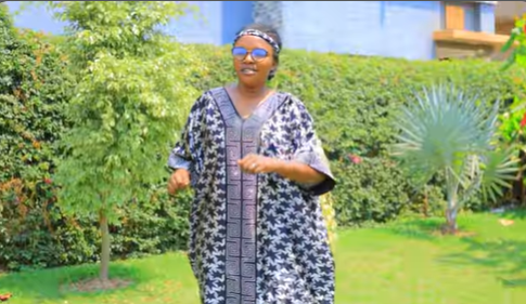 Aline Sympathy yifashishije abanyarwenya bakomeye hano mu Rwanda, yongeye kubwira abantu ubugiraneza bw’Imana mu ndirimbo “Undinde gukorwa n’isoni”