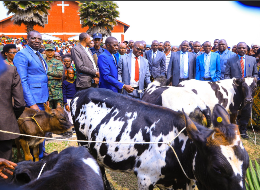 Abapasiteri bagiye mu kiruhuko cy’izabukuru bagabiwe inka 15 na ADEPER