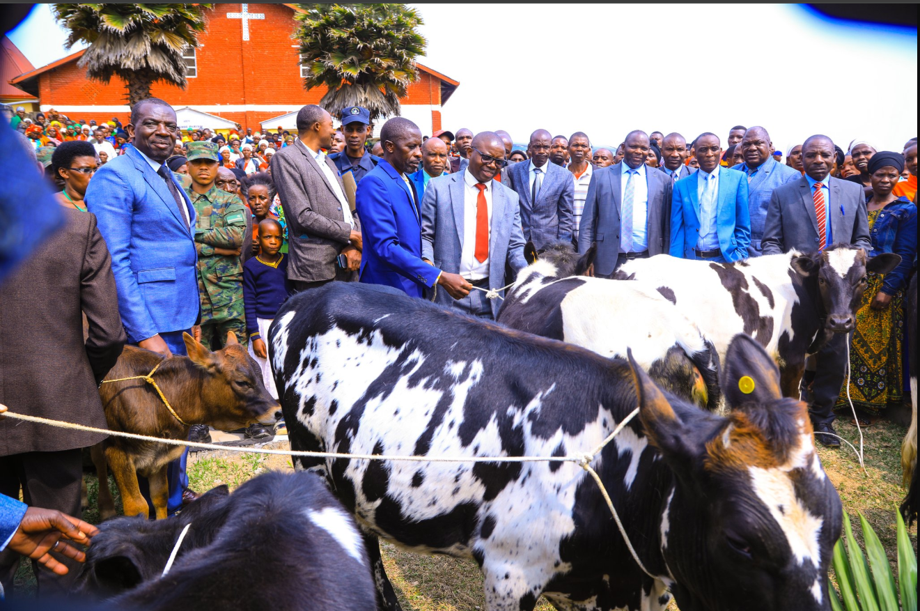 Abapasiteri bagiye mu kiruhuko cy’izabukuru bagabiwe inka 15 na ADEPR