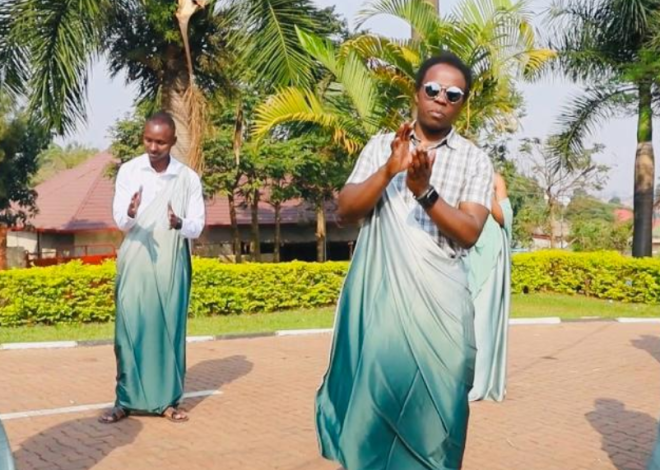 Mu mbyino n’amajwi meza, Padiri Uwimana Jean François Ft Catholic All Stars Junior bakoze mu nganzo mu ndirimbo yambaza Bikira Mariya “Mubyeyi Ugiribambe”