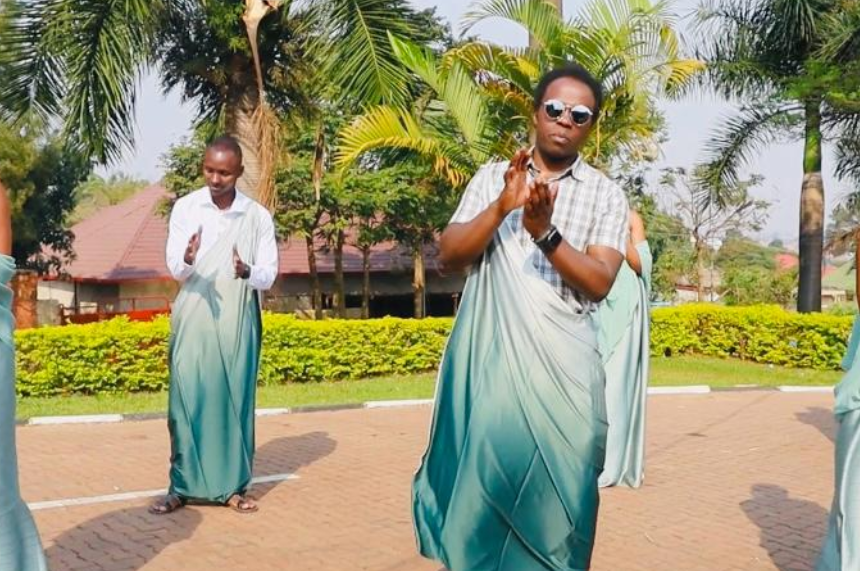 Mu mbyino n’amajwi meza, Padiri Uwimana Jean François Ft Catholic All Stars Junior bakoze mu nganzo mu ndirimbo yambaza Bikira Mariya “Mubyeyi Ugiribambe”