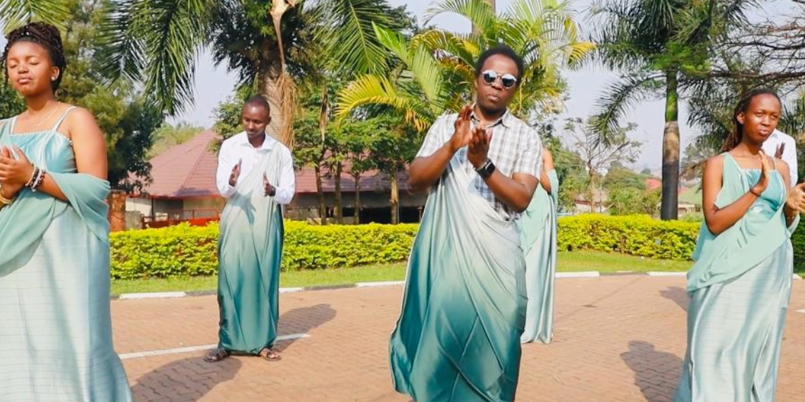 Mu mbyino n’amajwi meza, Padiri Uwimana Jean François Ft Catholic All Stars Junior bakoze mu nganzo mu ndirimbo yambaza Bikira Mariya “Mubyeyi Ugiribambe”