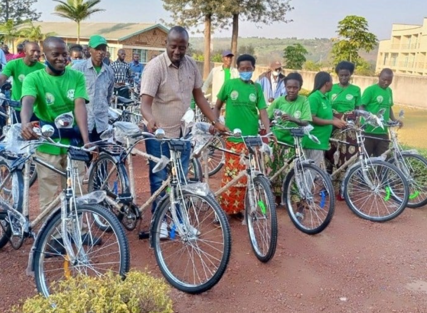 MINISANTE igiye guha abajyanama b’ubuzima bo mu Ntara y’amajyepfo y’igihugu cy’u Rwanda amagare ndetse na telephone