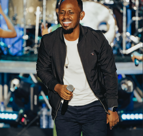 Umuramyi uzwi nka Nkomezi Prosper yagize icyo avuga ku gitaramo afite azizihirizamo imyaka amaze mu muziki
