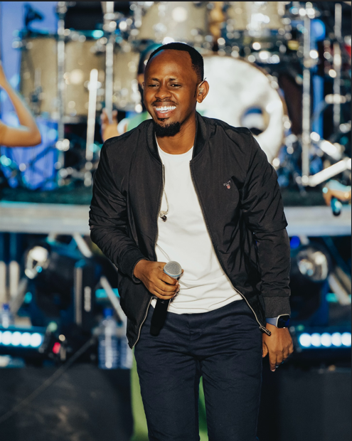 Umuramyi uzwi nka Nkomezi Prosper yagize icyo avuga ku gitaramo afite azizihirizamo imyaka amaze mu muziki