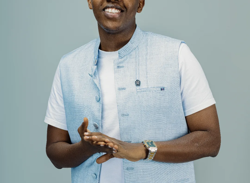Mbega Imana”: Indirimbo Nshya ya Pastor Lopez Ikomeje Kwibutsa abantu Bose Gushima Imana