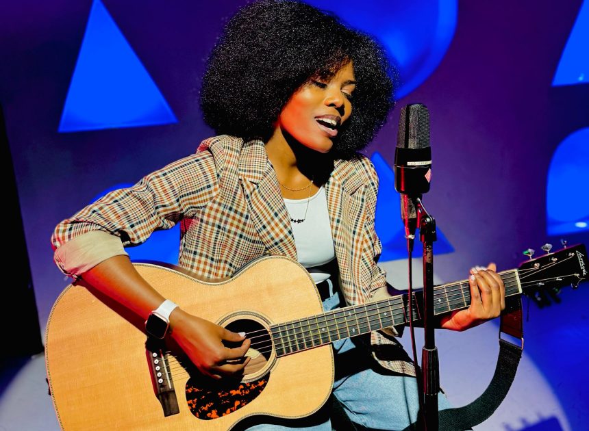 Abby Benitha, umuhanzikazi wiyeguriye umuziki wo kuramya no guhimbaza Imana,akomeje inganzo ari na ko akabya inzozi