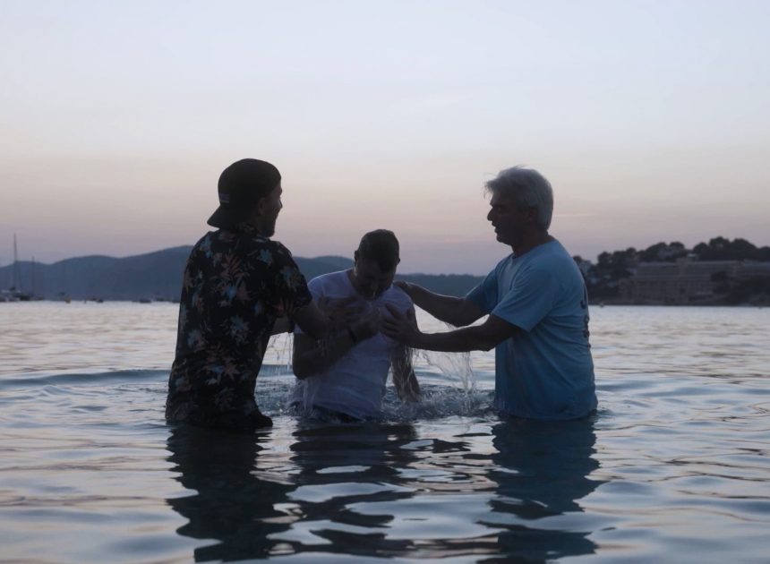 Abantu Ibihumbi Bakiriye Yesu mu Materaniro yabereye ku Mucanga i Mallorca