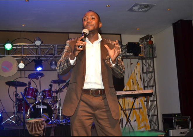 Umuramyi Theo Bosebabireba yashimiye umwe mu bafana be wamufashije gukora indirimbo yitwa “ Nta joro ridacya”