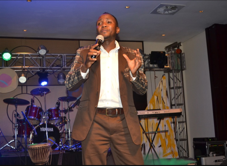 Umuramyi Theo Bosebabireba yashimiye umwe mu bafana be wamufashije gukora indirimbo yitwa “ Nta joro ridacya”