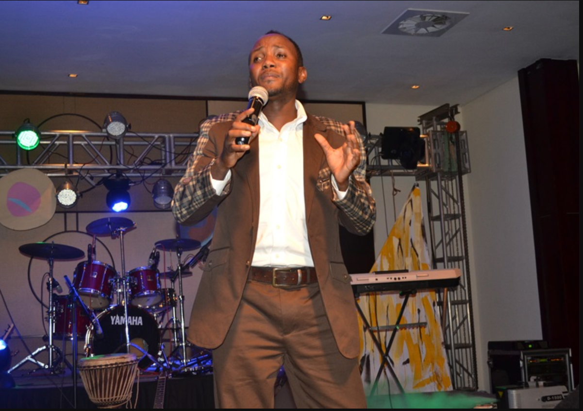 Umuramyi Theo Bosebabireba yashimiye umwe mu bafana be wamufashije gukora indirimbo yitwa “ Nta joro ridacya”