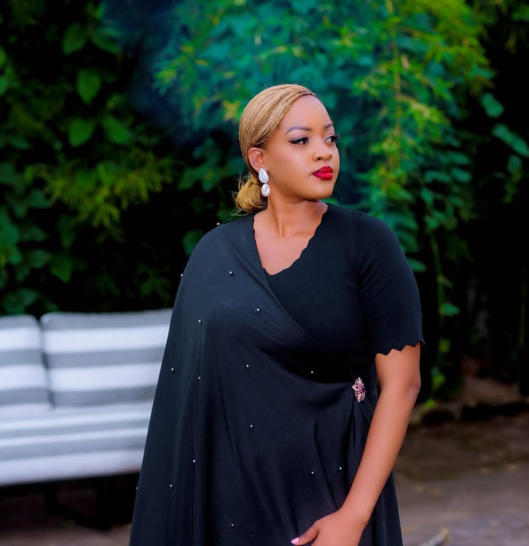 Aline Gahongayire Umuramyi w’Umunyarwanda ukunzwe cyane yakiriwe nk’Umwamikazi muri Uganda
