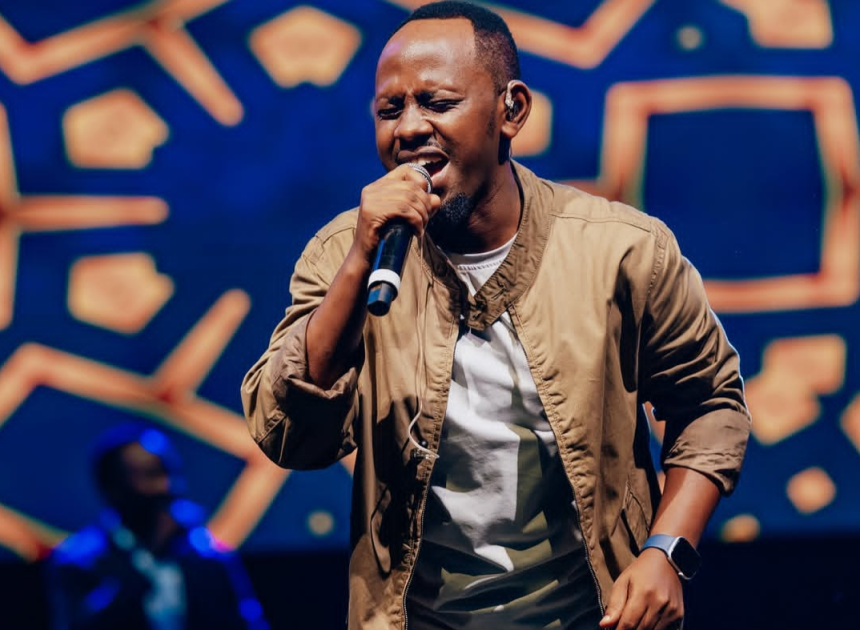 Umuramyi Prosper Nkomezi agiye guhurira mu kiganiro  n’umuyobozi wa karere ka Huye.