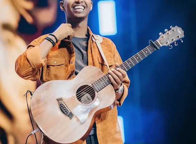 Israel Mbonyi yasohoye indirimbo nshya yitwa “Sitamuacha” irimo ubutumwa bwo gukomeza kwizera Imana n’urukundo rwayo rutagira iherezo
