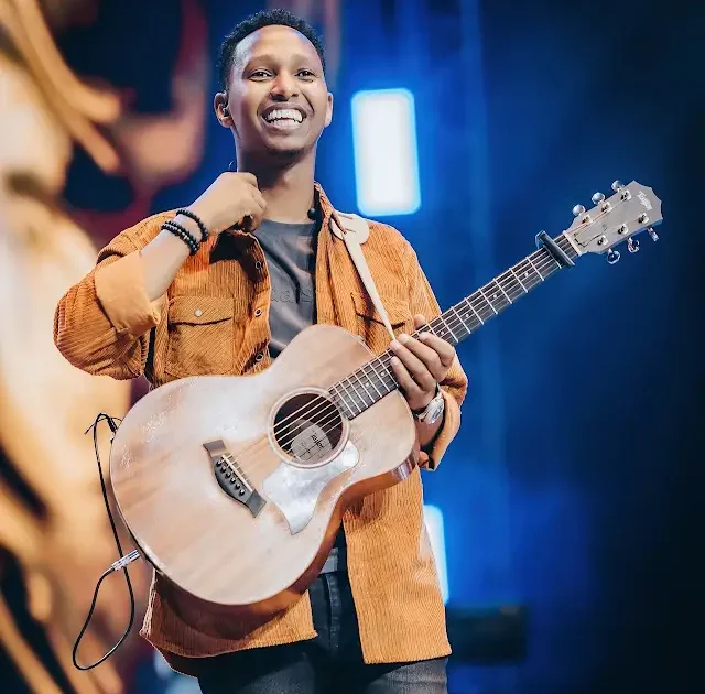 Israel Mbonyi yasohoye indirimbo nshya yitwa “Sitamuacha” irimo ubutumwa bwo gukomeza kwizera Imana n’urukundo rwayo rutagira iherezo