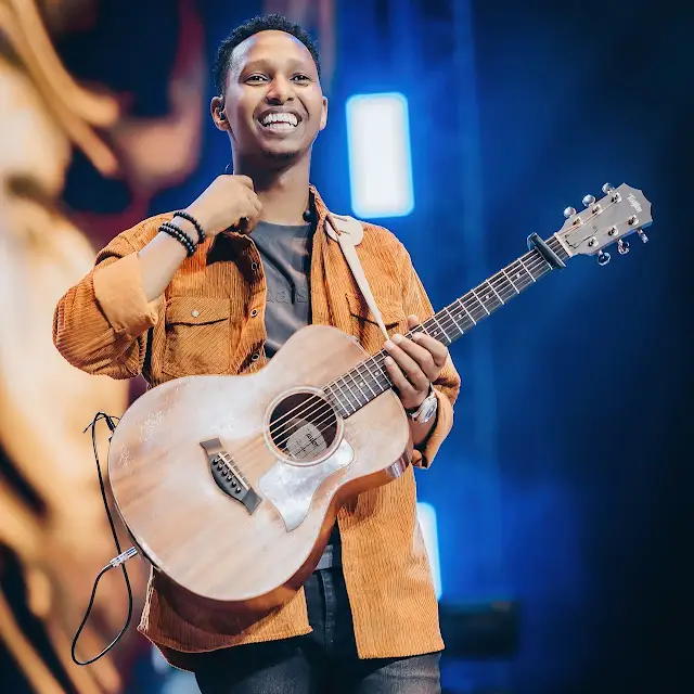 Israel Mbonyi yasohoye indirimbo nshya yitwa “Sitamuacha” irimo ubutumwa bwo gukomeza kwizera Imana n’urukundo rwayo rutagira iherezo