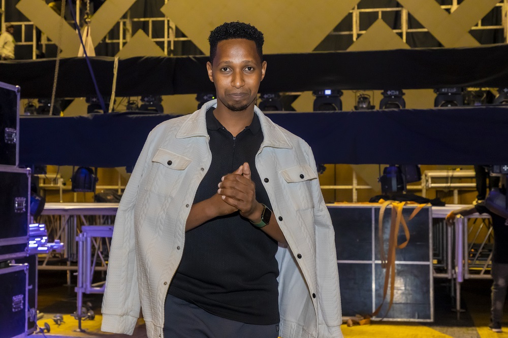 Israel Mbonyi yemeje ko Imyiteguro yo kumurika Album ya Gatanu ifite indirimbo 14 yararangiye