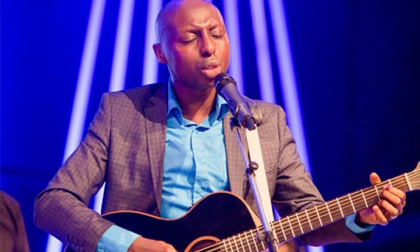 Aime Uwimana yashyize hanze indirimbo nshya “Ku Meza y’Umwami”, ahamya urukundo rw’Imana rudashira