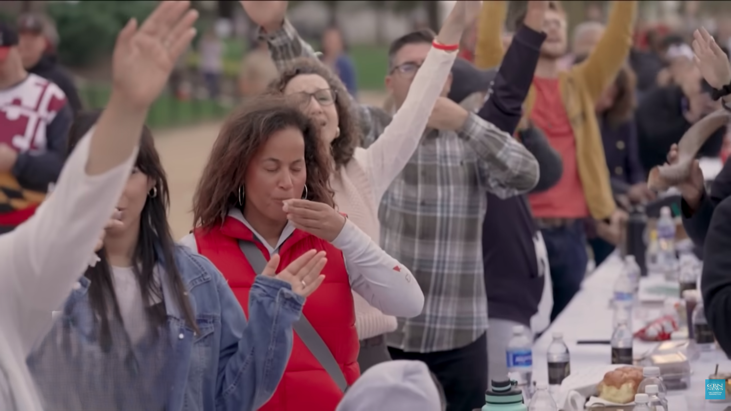 Abakirisitu Baturutse mu Gihugu Hose Bahuriye ku Meza ya Kilometero Imwe i Washington mu Gikorwa “Communion America”