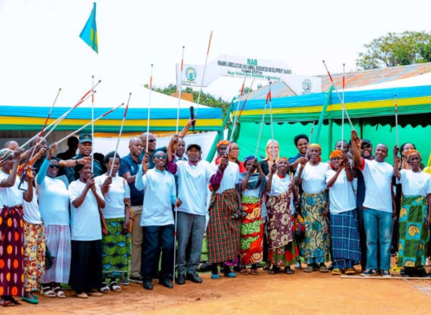 Abafite ubumuga bwo kutabona barifuza ko inkoni yera yajya igurirwa kuri Mituweli