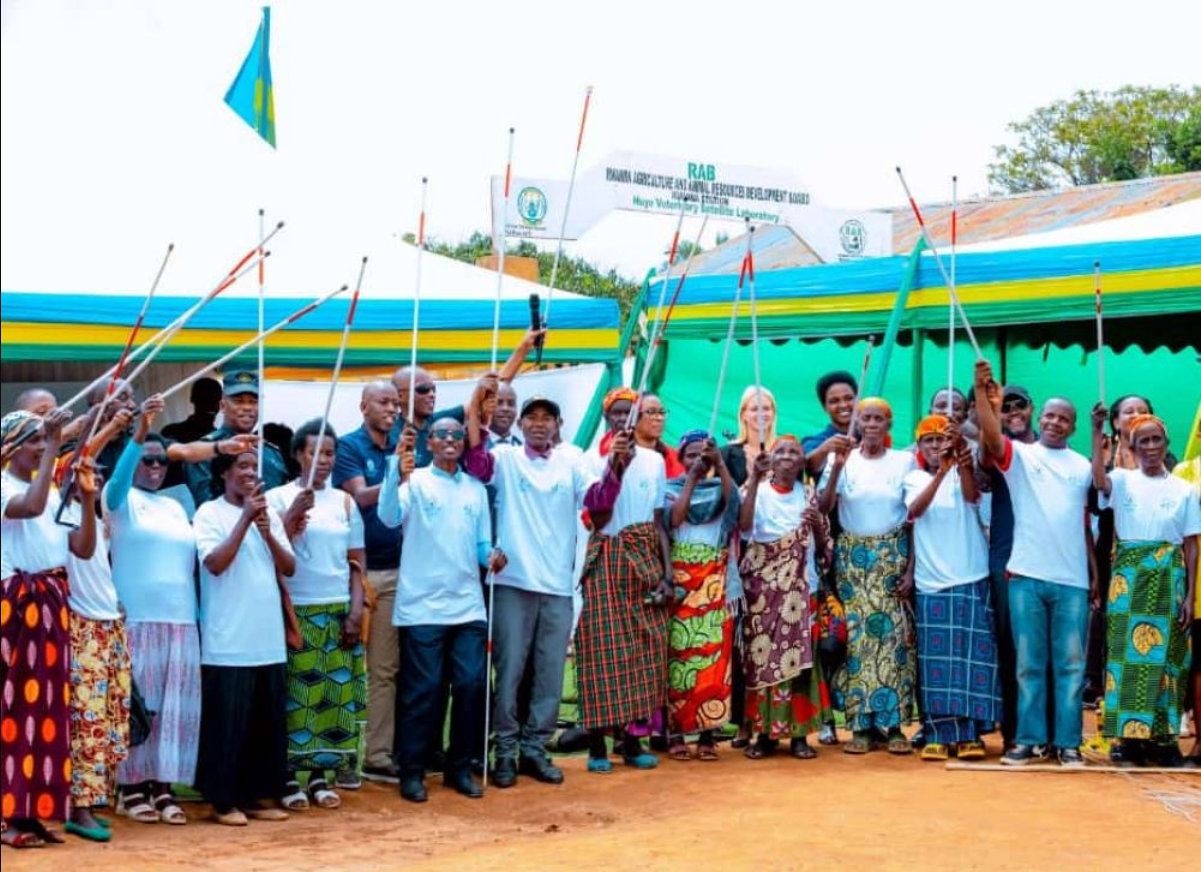 Abafite ubumuga bwo kutabona barifuza ko inkoni yera yajya igurirwa kuri Mituweli