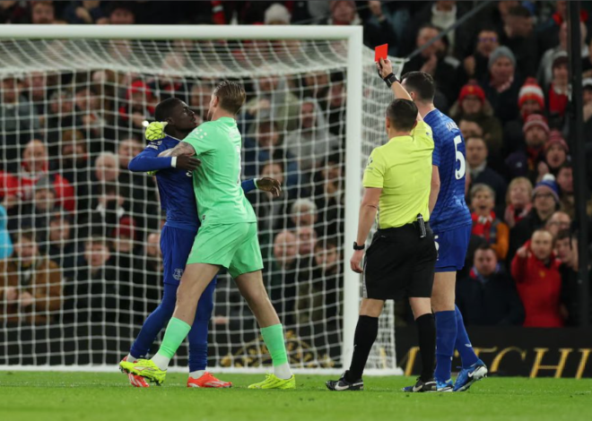 Muri shampiyona y’Ubwongereza umukinnyi yahawe ikarita itukura nyuma y’uko akubise  umukinnyi bakinana