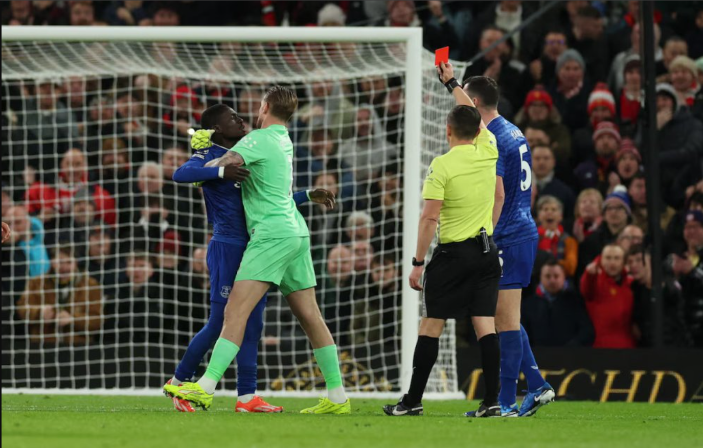 Muri shampiyona y’Ubwongereza umukinnyi yahawe ikarita itukura nyuma y’uko akubise  umukinnyi bakinana