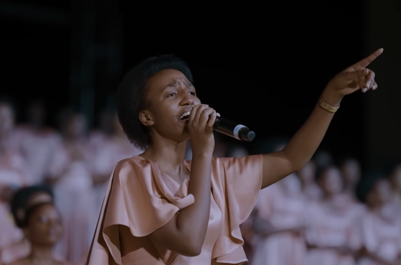 Youth Family Choir yashyize hanze indirimbo nshya “Urukundo rw’Imana” irimo ubutumwa bwo gushima Imana