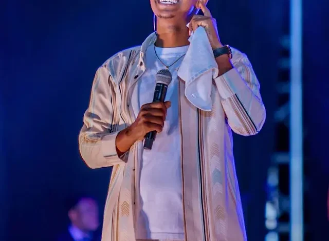 Israel Mbonyi yagarukanye indirimbo nshya “Unkebuke” isengesho rihumuriza imitima y’abasenga