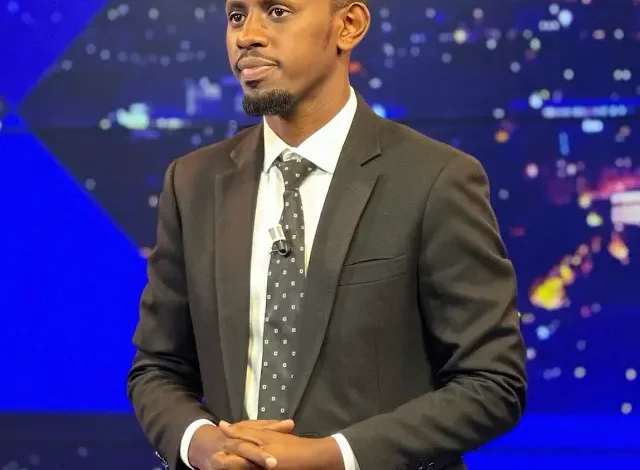 Prosper Nkomezi yongeye kugarukana umutumwa bukomeye bwo kwizera mundirimbo “Ntijya Ibeshya”