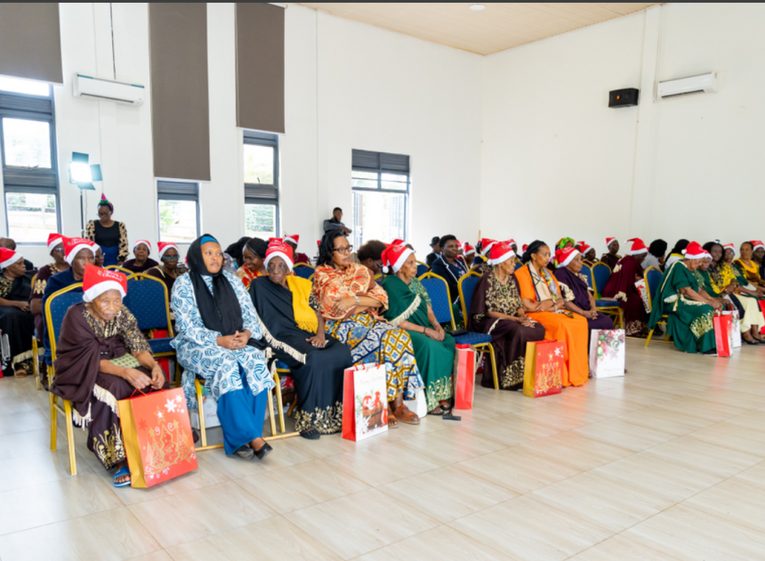 Ababyeyi b’Intwaza bafashijwe na Unity Club Intwararumuri kwizihiza iminsi mikuru