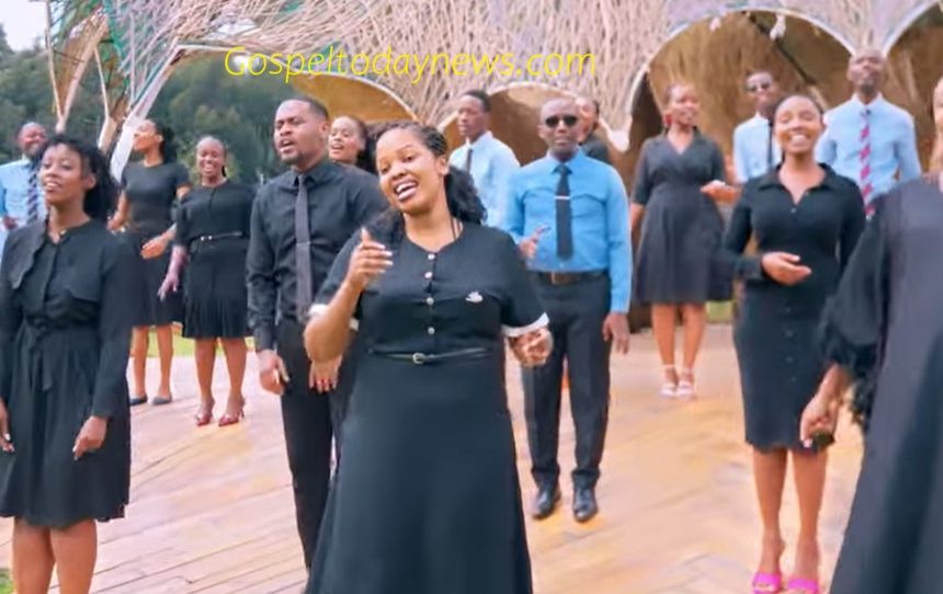 Adonai Family Choir yongeye gusaba abizera kwiringira Yesu mu bihe bigoye mu ndirimbo “Ni uwo kwizerwa”