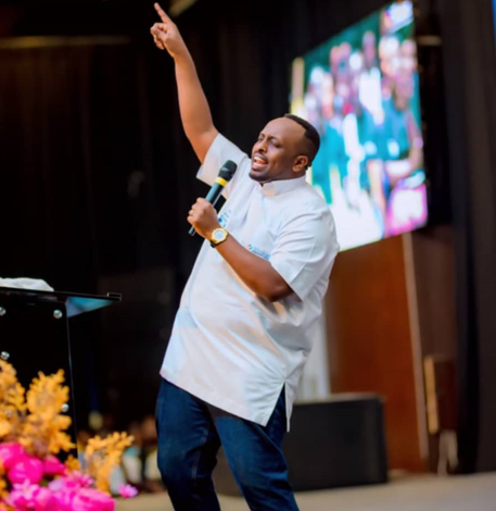 Umuramyi Confi afite gahunda yo kuzenguruka I burayi ari kubyina umukunga